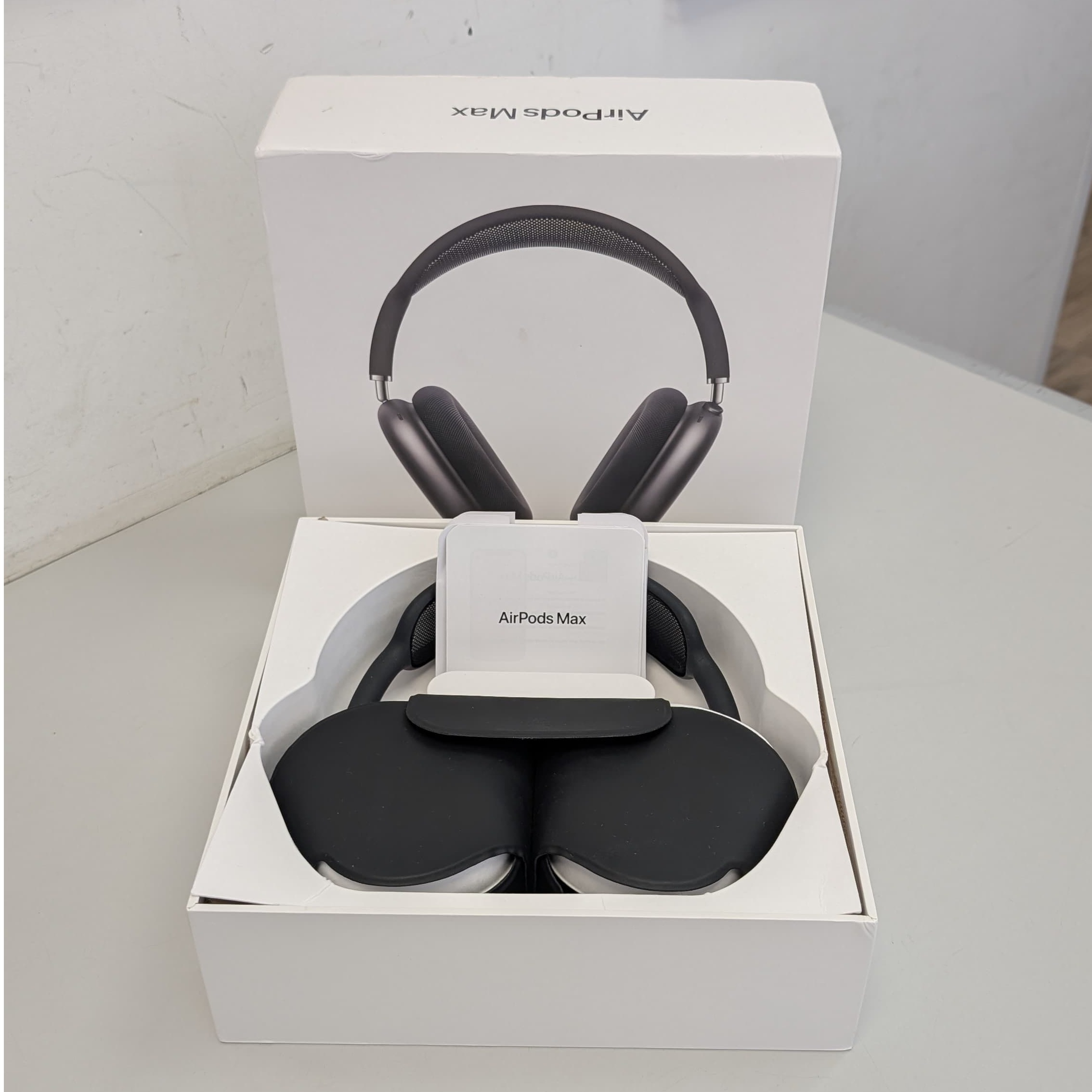 Pre-owned AirPods Max + Smart Case -Boxed - Own4Less